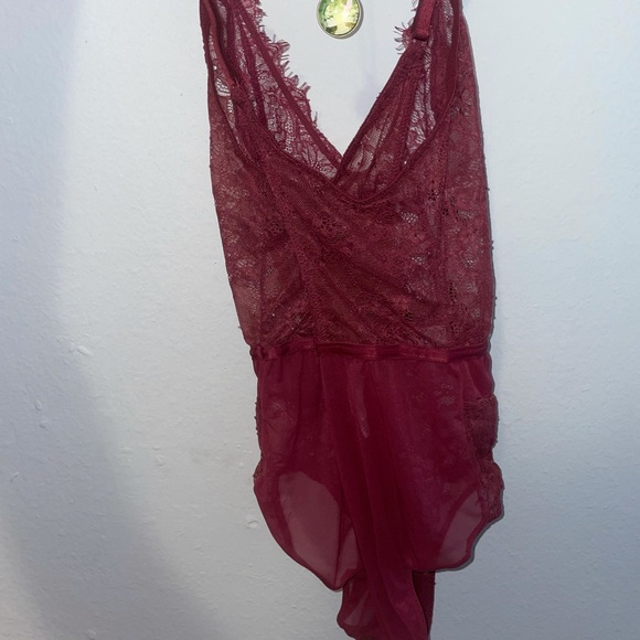 Red lingerie - Picture 2 of 3